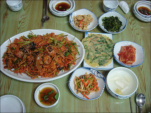 이 집 아귀찜은 빻은 마늘과 참기름을 많이 쓴다 